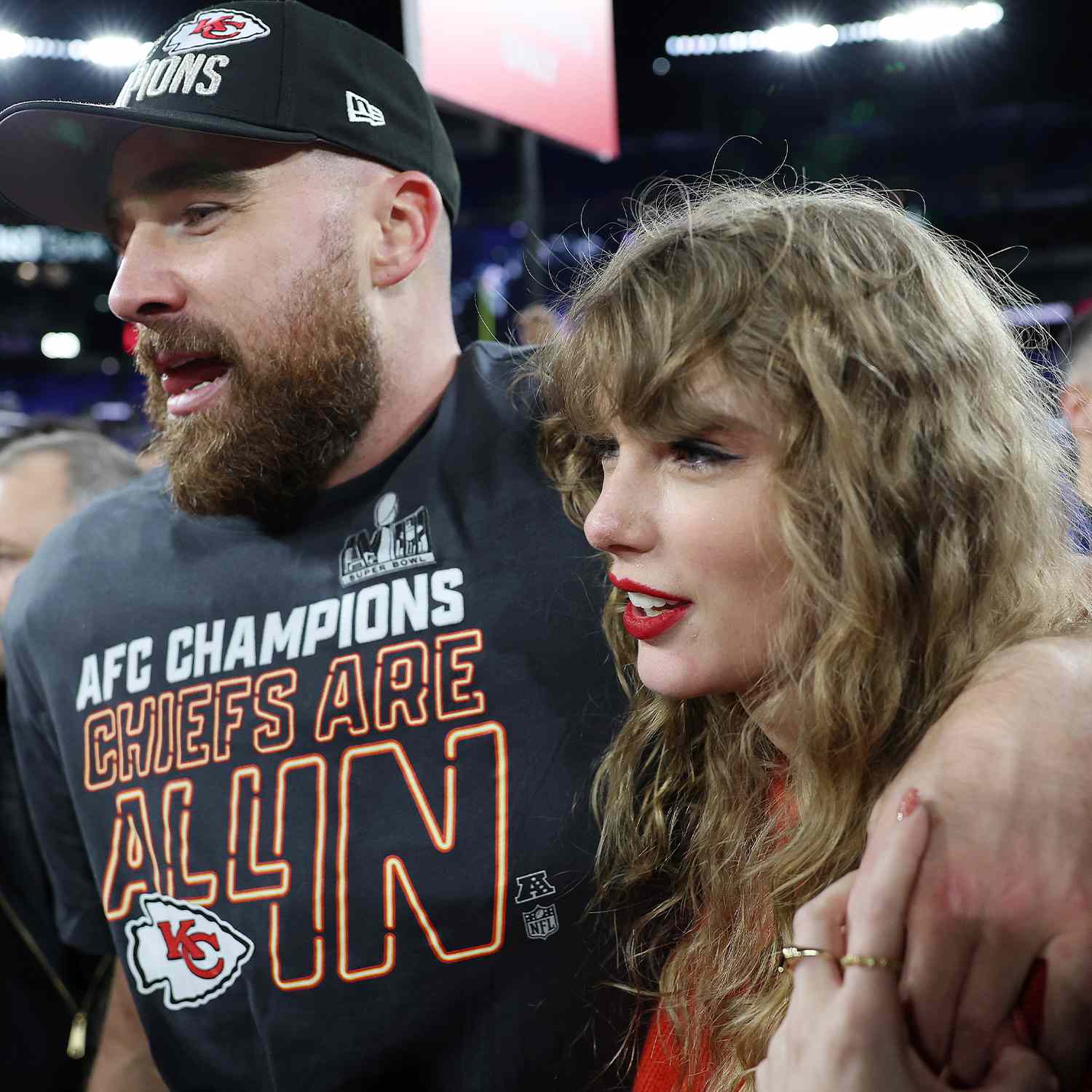 Taylor Swift with reputation curls at the AFC NFL championship standing next to her boyfriend travis Kelce