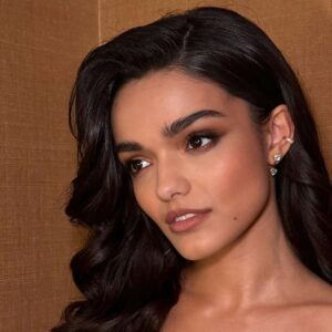 Deep Side Parts Bring Instant Glam to Any Look—Here’s How to Style Them
