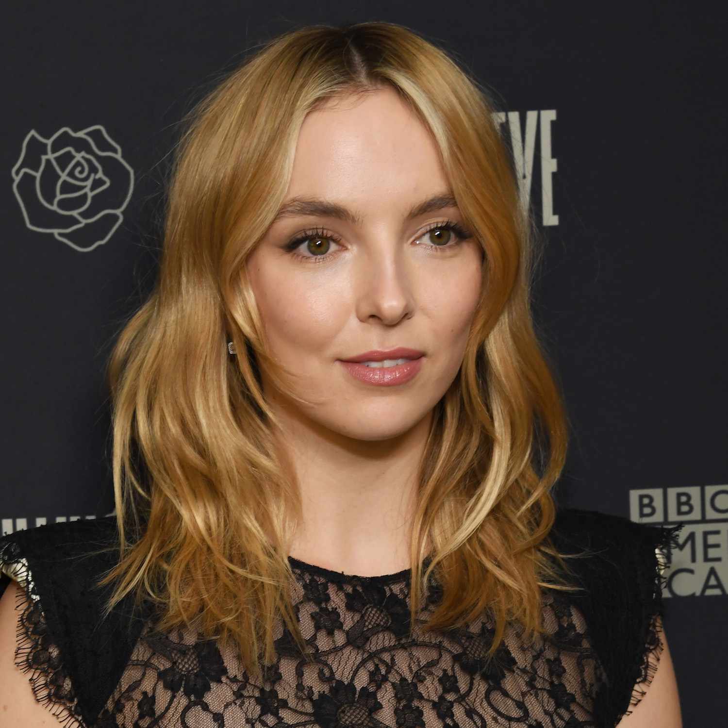 Jodie Comer wears a medium-length hairstyle with face-framing layers
