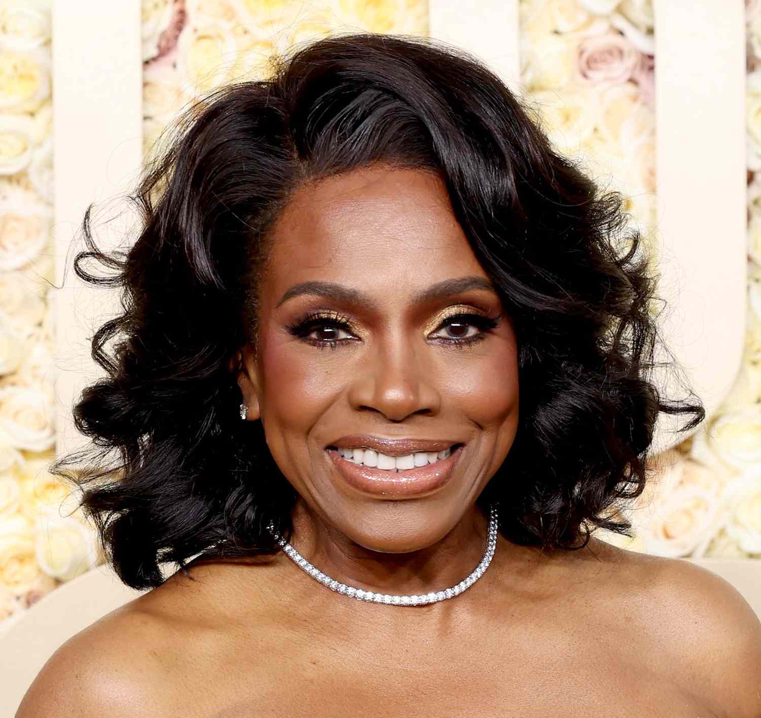 Sheryl Lee Ralph with a voluminous curled bob hairstyle and radiant makeup look