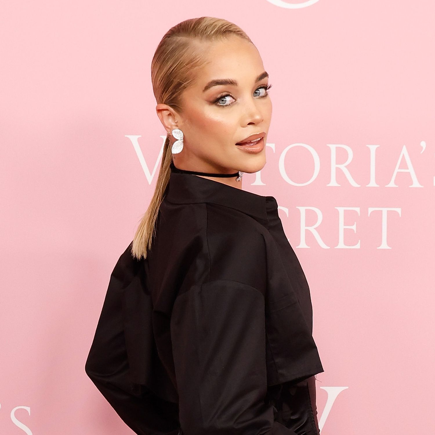 Jasmine Sanders wears a low ponytail hairstyle with slicked roots and straight ends