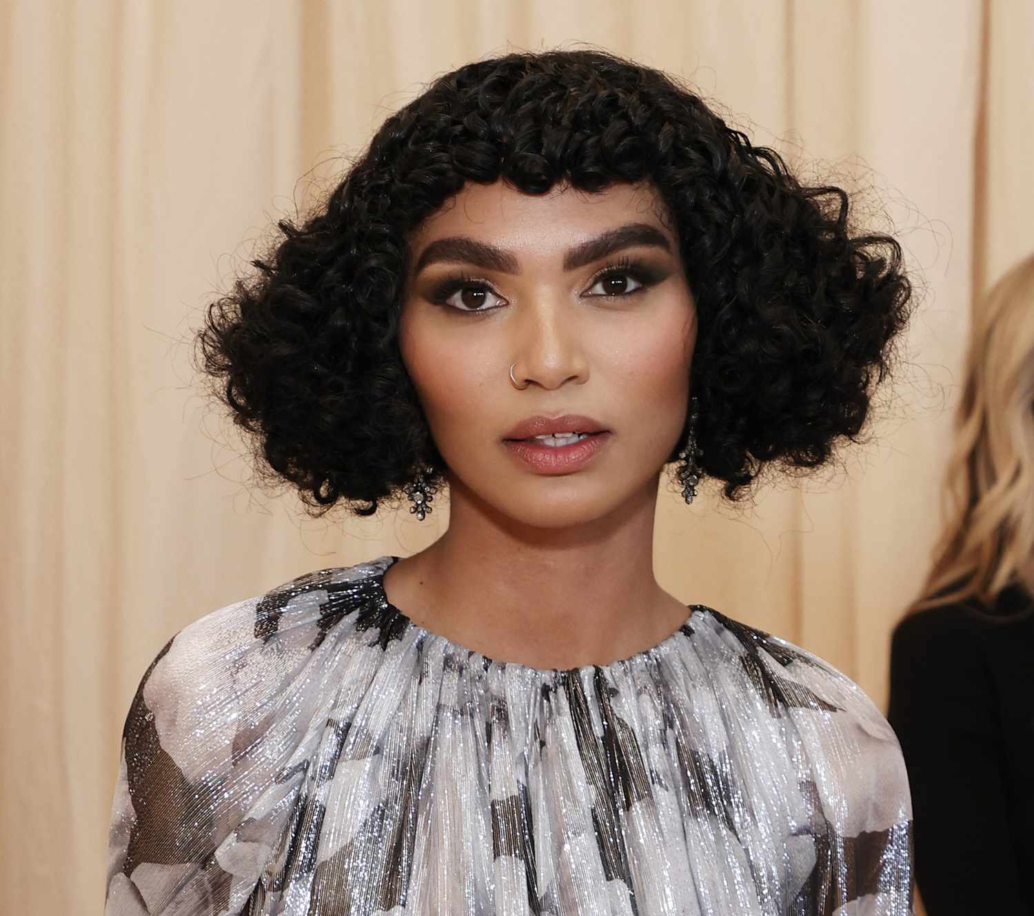 Sophia Roe at the Met gala with a curly, angular bob and micro bangs sitting high above the neck line
