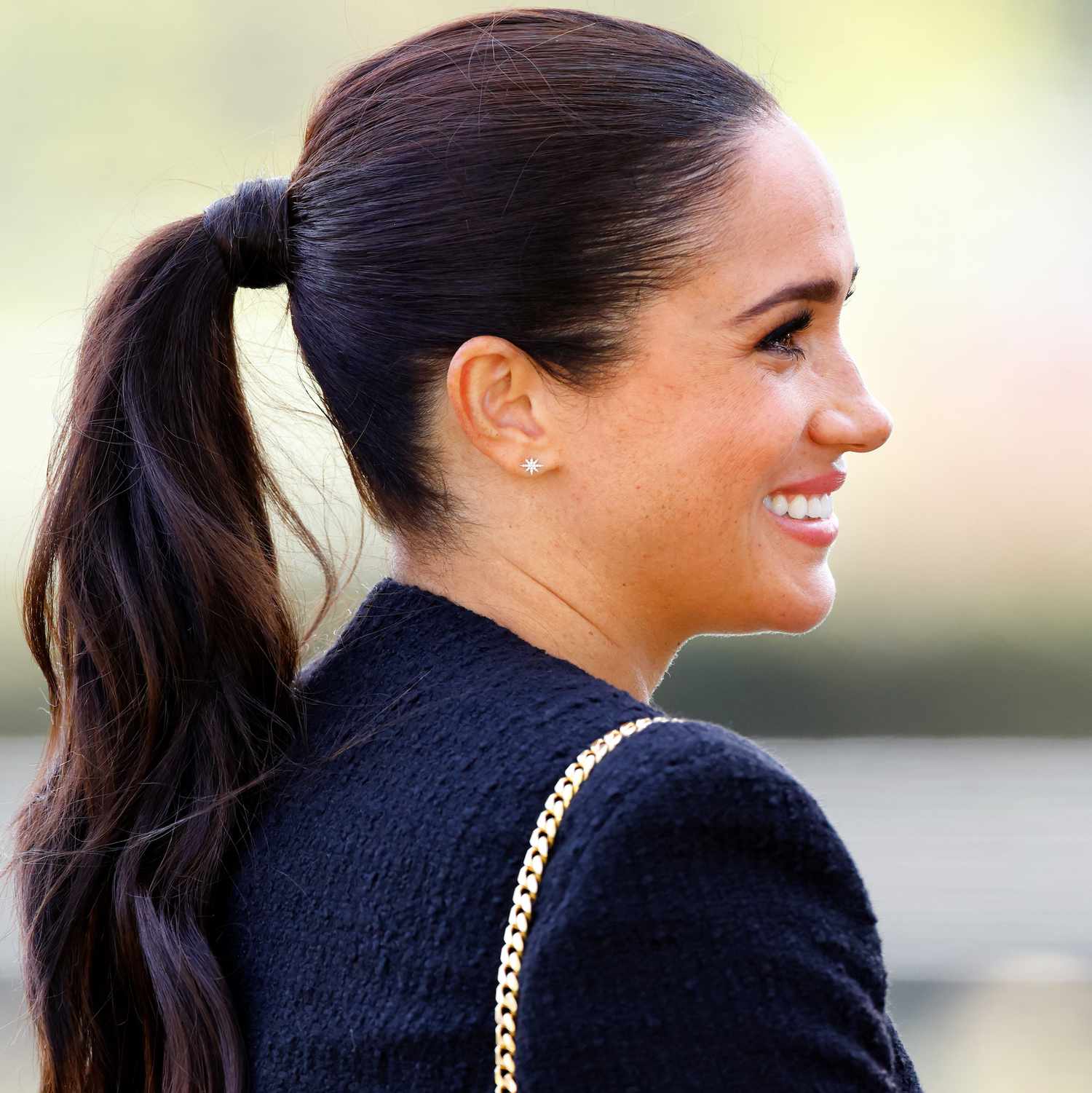 Meghan, Duchess of Sussex wears a mid-height ponytail with no visible part